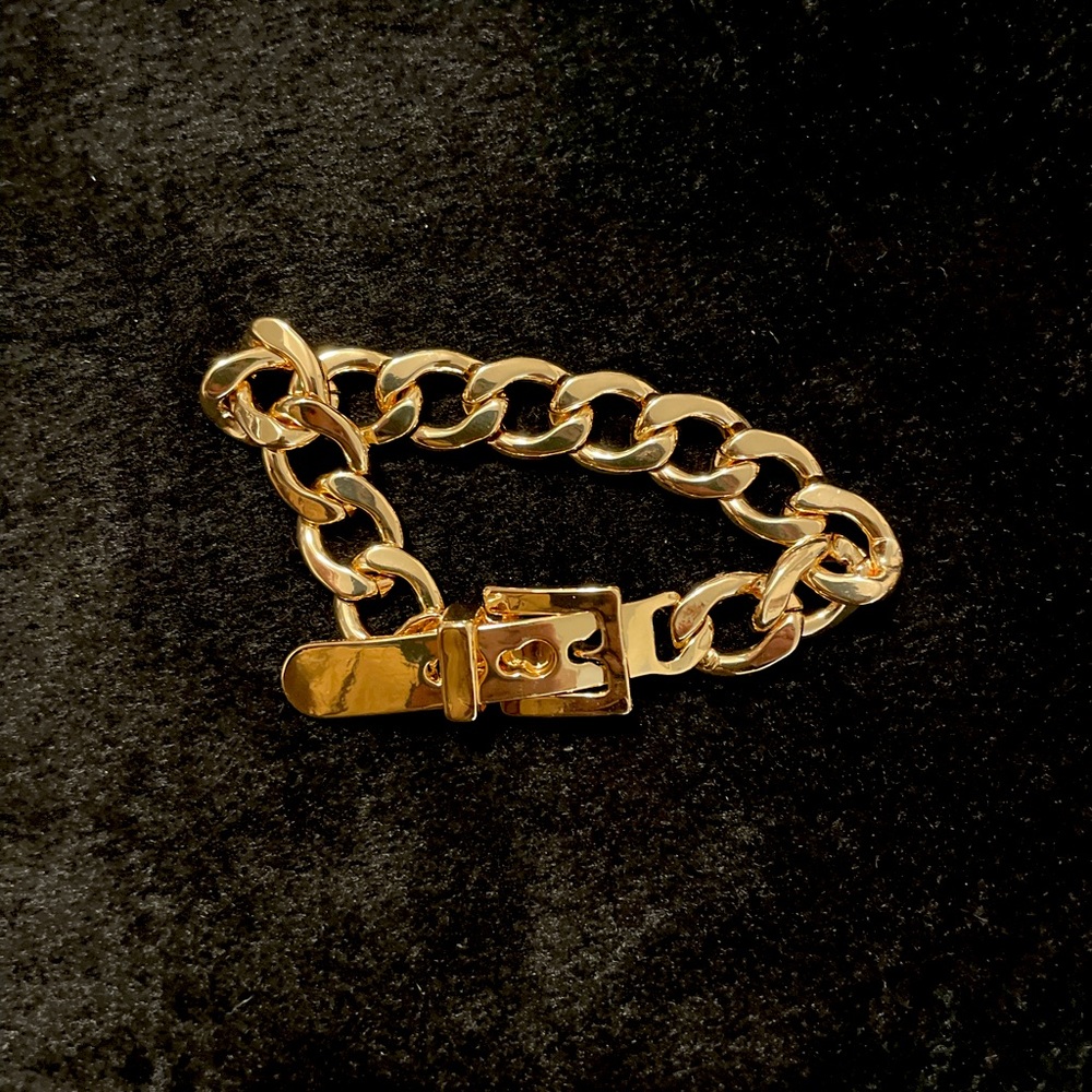 Fashionable fun chunky belted bracelet !
